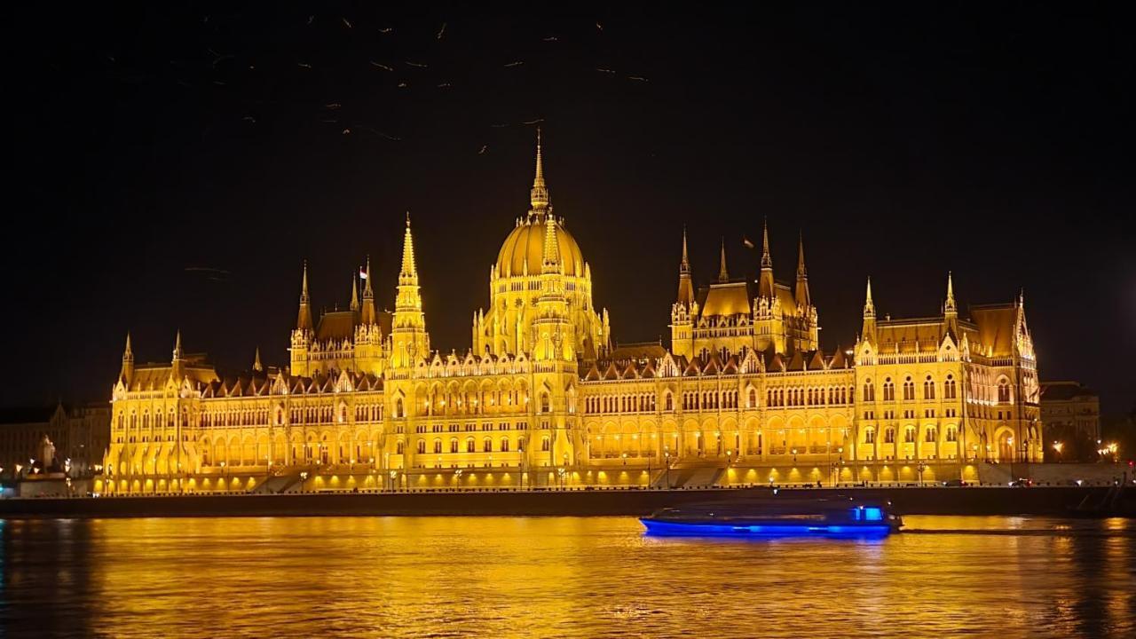 Parliament View Apartment Budapeste Exterior foto